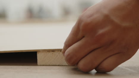 hombres preparando leña para el trabajo