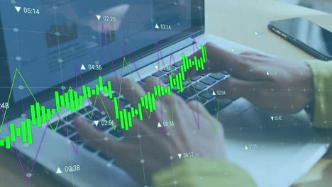 animación del procesamiento de datos estadísticos contra la sección media de una mujer que usa una computadora portátil en la oficina