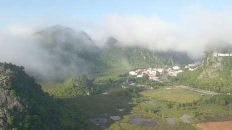 extendiéndose hacia el pueblo con un fondo montañoso brumoso