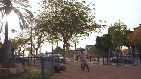 Un-Ciclista-Que-Demuestra-Habilidad-Y-Atrevimiento-Atrevido-Usando-La-Repisa-Del-Edificio.