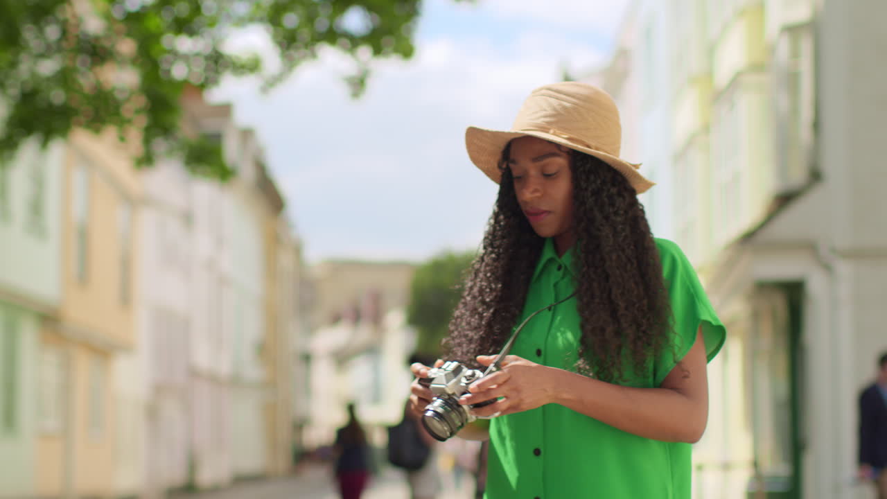 turista femenina con cámara de vacaciones en oxford r uk explorando la ciudad caminando por la calle holywell tomando fotos