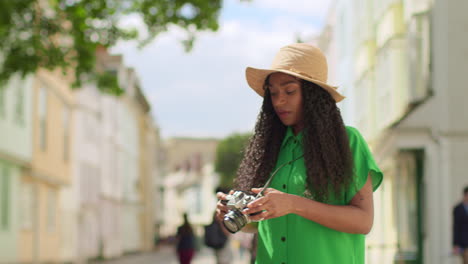 Turista-Femenina-Con-Cámara-De-Vacaciones-En-Oxford,-Reino-Unido,-Explorando-La-Ciudad-Caminando-Por-La-Calle-Holywell-Tomando-Fotos