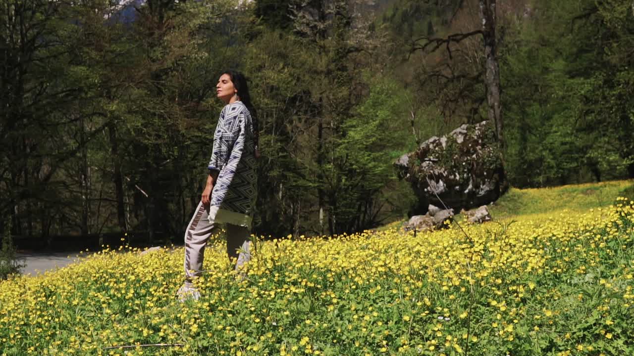 산의 초원에서 고 있는 여자