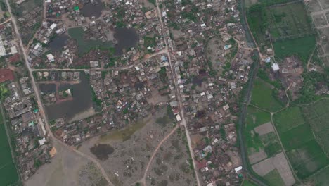 tomada aérea de la abarrotada ciudad de badin durante la noche en sindh, pakistán