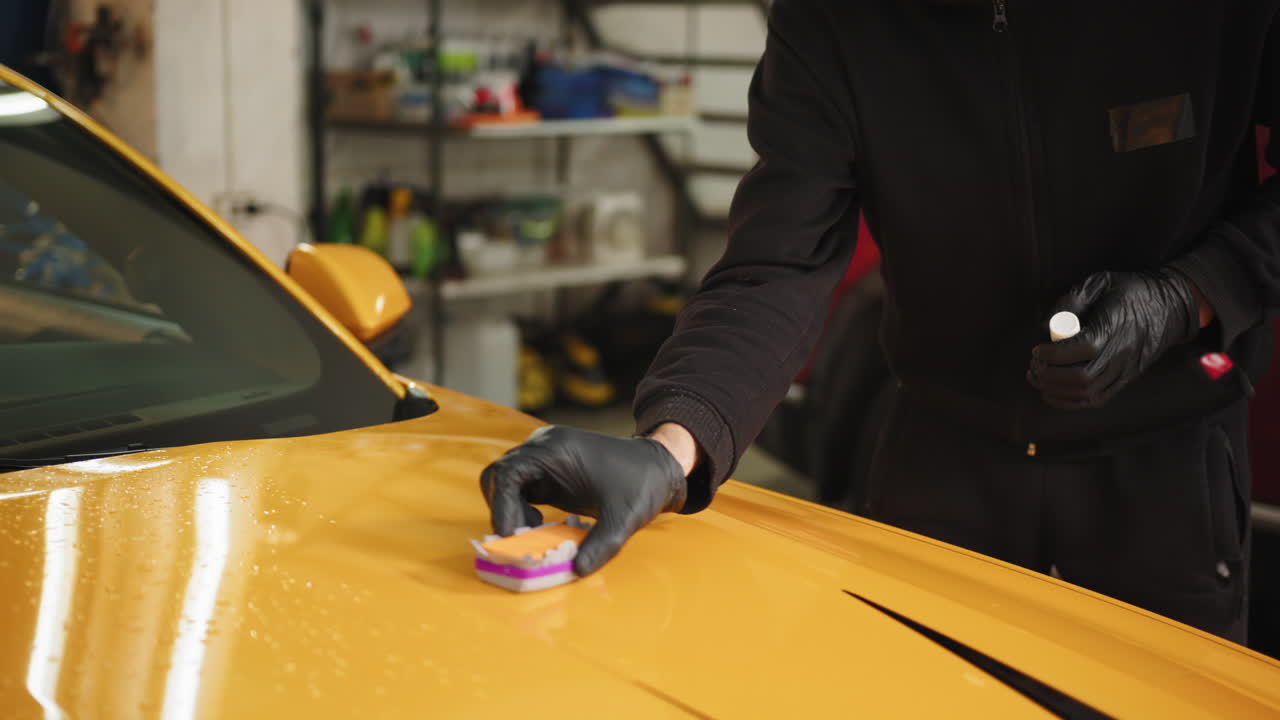 detalles de automóviles en un garaje