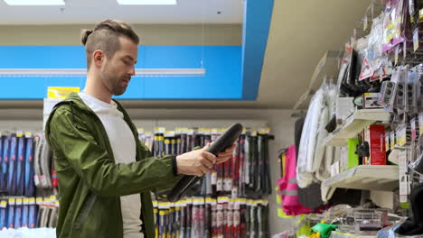 hombre comprando accesorios para automóviles en una tienda