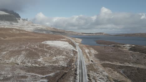 Loch-Leathan-See-Mit-Old-Man-Of-Storr-Im-Hintergrund,-Isle-Of-Skye-Im-Winter,-Schottland