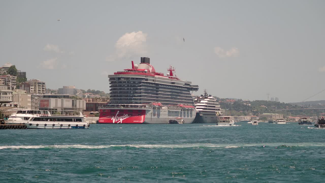 이스탄불 보스포루스의 크루즈 선박