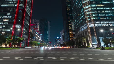 distrito comercial de yeouido flujo de tráfico nocturno de automóviles en la carretera yeoui-daero en la ciudad de seúl, calle iluminada con parque
