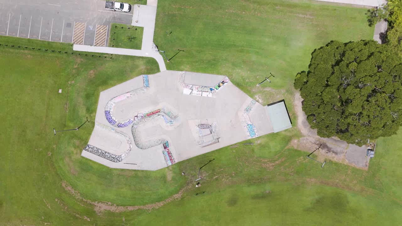 드론은 스케이트 파크와 스포츠 필드를 포착합니다.