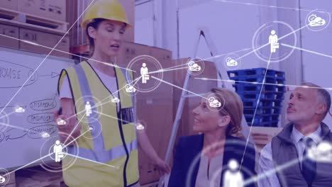 animación de iconos digitales sobre supervisores y trabajadores discutiendo sobre la pizarra en el almacén.