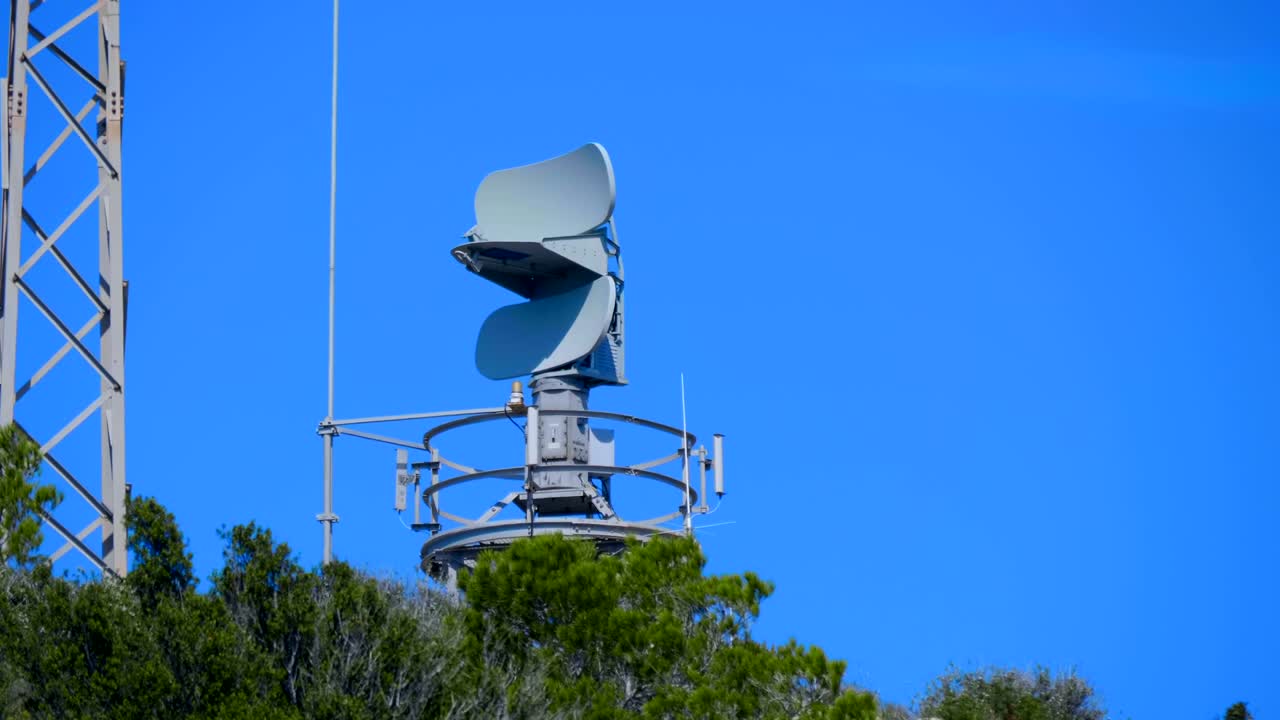 산 꼭대기에 큰 색 구를 가진 기상 레이더