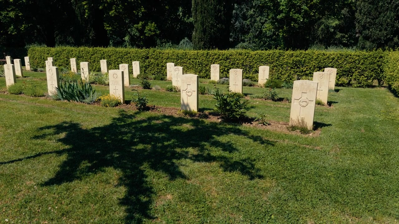 Lapidi in un prato verde di cimitero