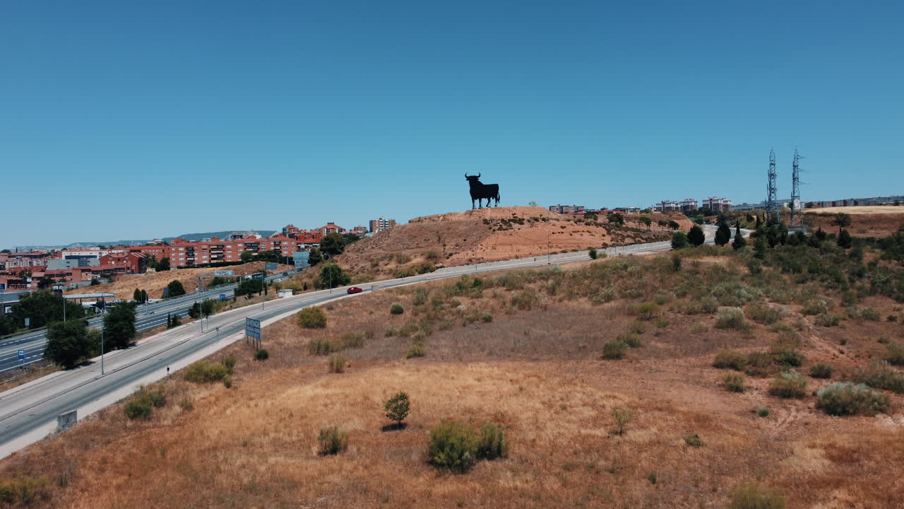 스페인 의 한 도시 에 있는 거대 한 황소 동상