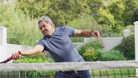 Video-De-Un-Feliz-Anciano-Birracial-Saltando-De-Alegría-Durante-El-Entrenamiento-De-Tenis