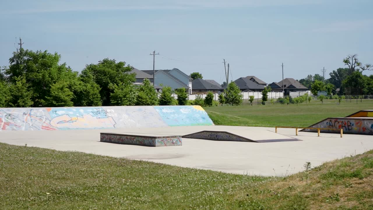 haciendo un panorámica alrededor de un parque de skate en mount bridges, ontario