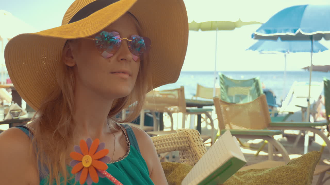 крупный план молодой блондинки, пишущей в блокноте