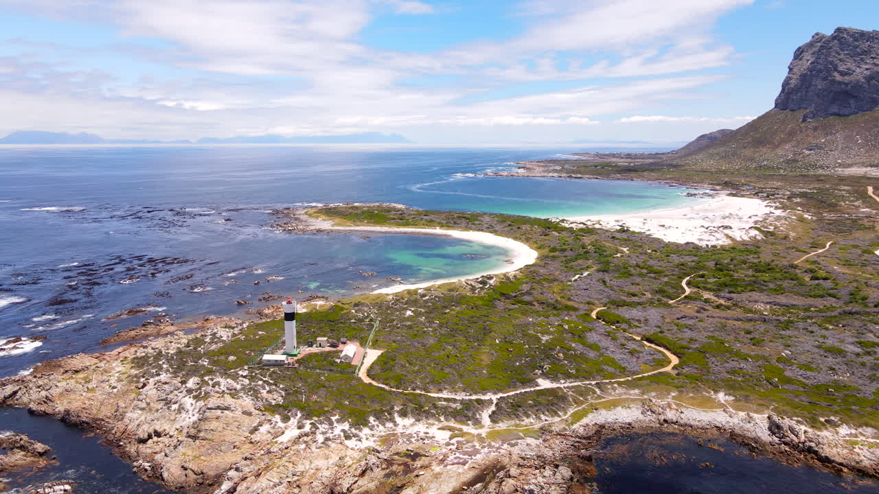 Vista de drone sobrevoando a praia de Moonlight e o farol de Hangklip em Overstrand.