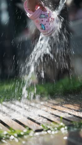 salpicaduras de agua en los zapatos rosados de los niños