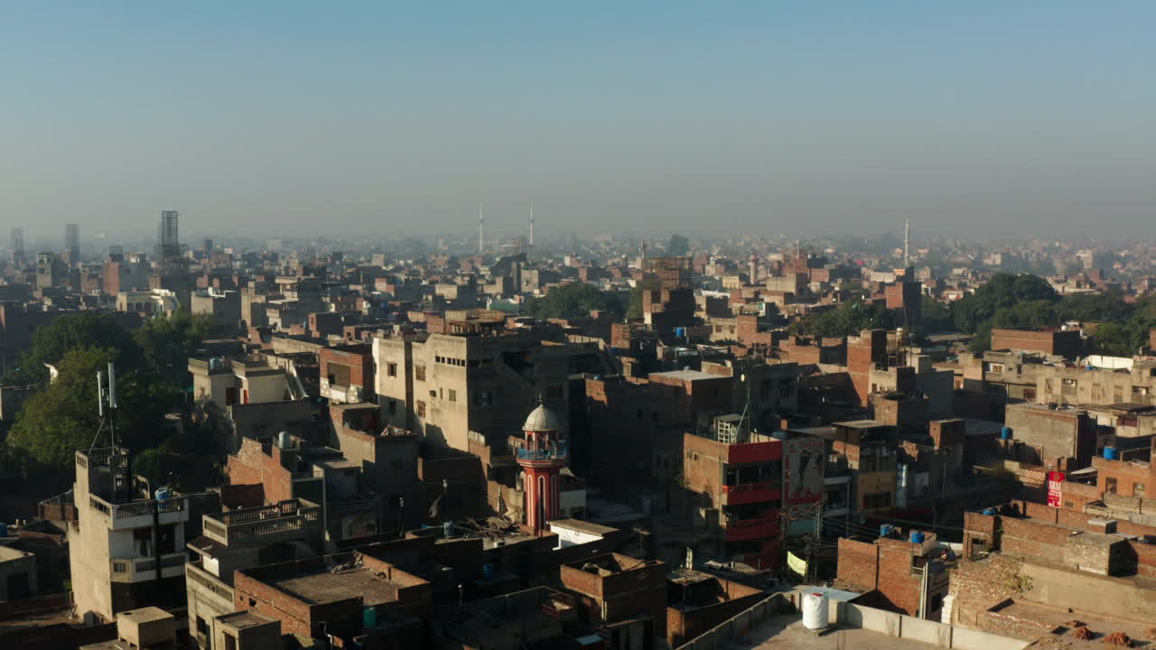 hermosa ciudad de lahore en pakistán en la brillante puesta de sol -antena