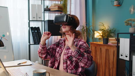 mujer de negocios que utiliza realidad virtual en línea auriculares de aplicación vr para simulación 3d en el hogar oficina lugar de trabajo