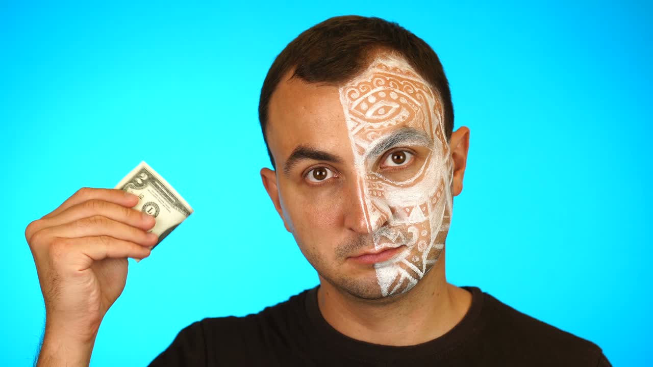 파란색 바탕에 2달러 지폐를 들고 있는 얼굴을 칠한 남자