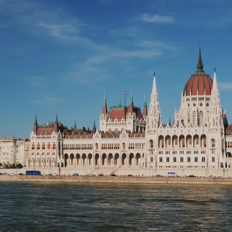 Edificio-Del-Parlamento-De-Hungría-Al-Atardecer-1