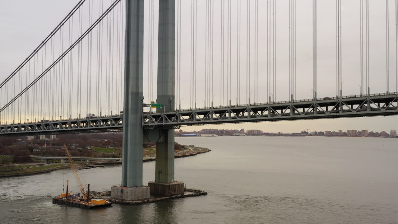 드론 카메라 트럭 오른쪽으로 회색 흐린 날에