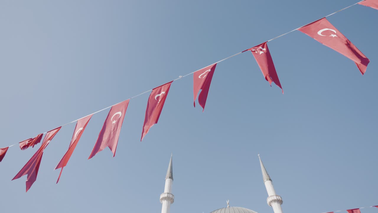 터키 국기가 모스크 앞에 매달려 있습니다.