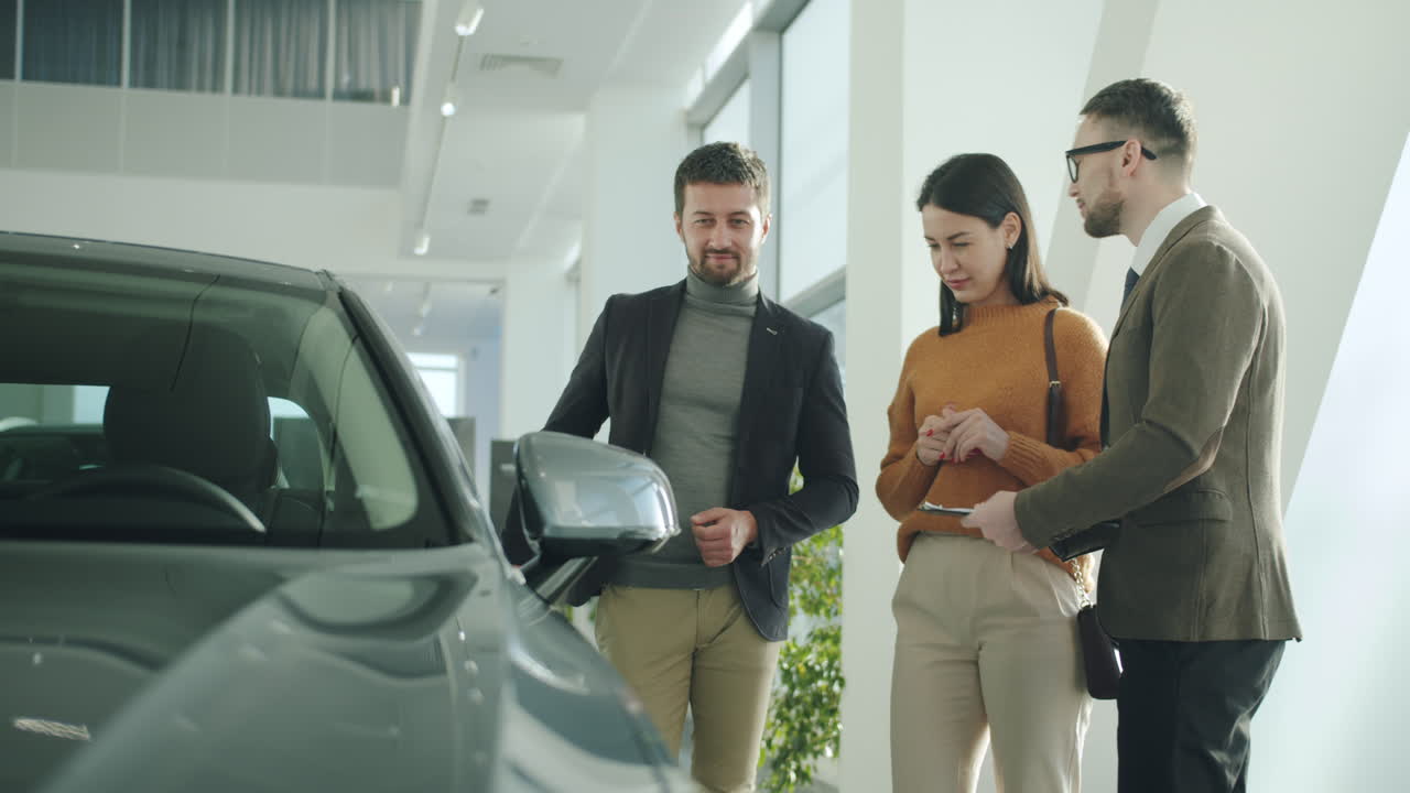 visita al salón de exhibiciones de automóviles