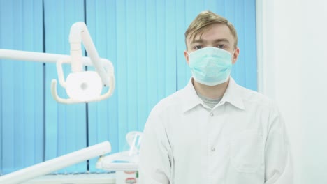 el dentista se prepara para un procedimiento