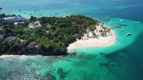 Vista-Aérea-De-Una-Isla-Con-Barcos-Y-árboles,-Vista-Increíble-De-La-Profundidad-Del-Agua,-República-Dominicana