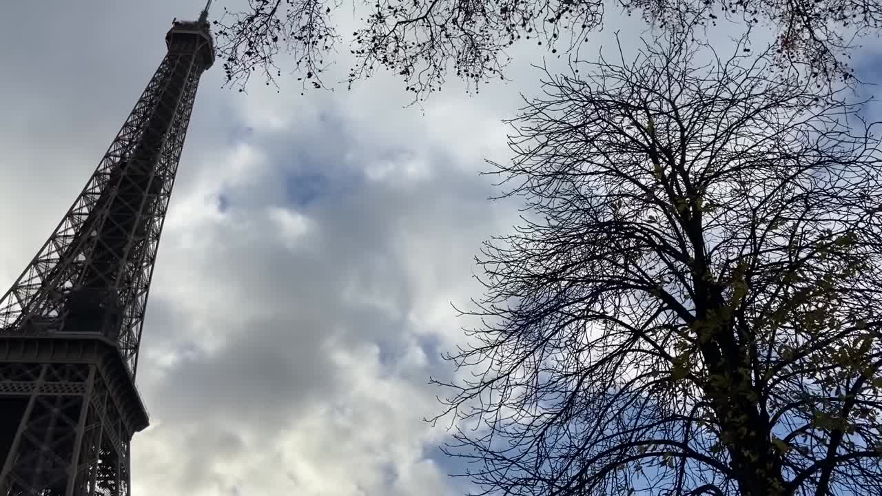 구름이 가득한 하늘 아래 에펠탑