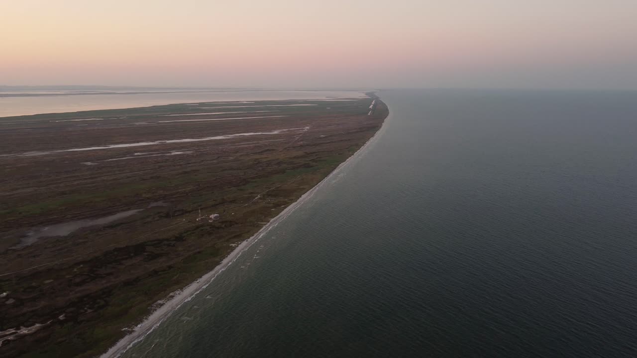 루마니아 구라 포르티테이에서 다뉴브 삼각주가 흑해와 만나는 믿을 수 없는 곳의 일몰 때 높은 고도에서 촬영했습니다.