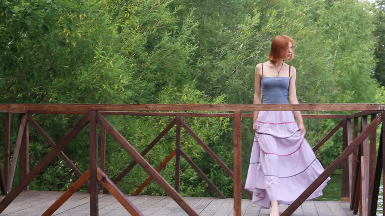 mujer caminando sobre un puente de madera en un bosque