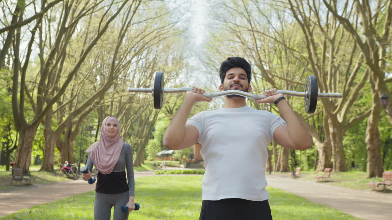 공원에서 운동 하는 부부