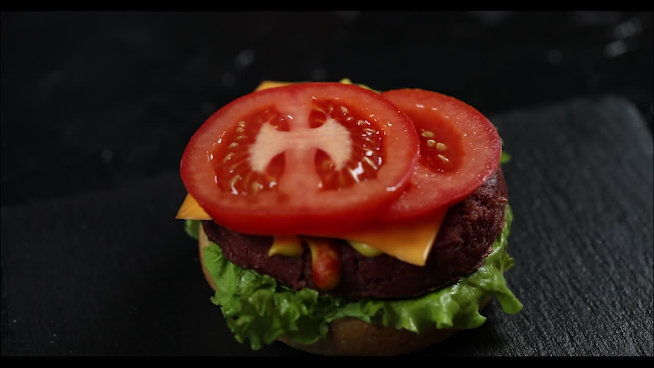 hamburguesa vegana con tomate y queso