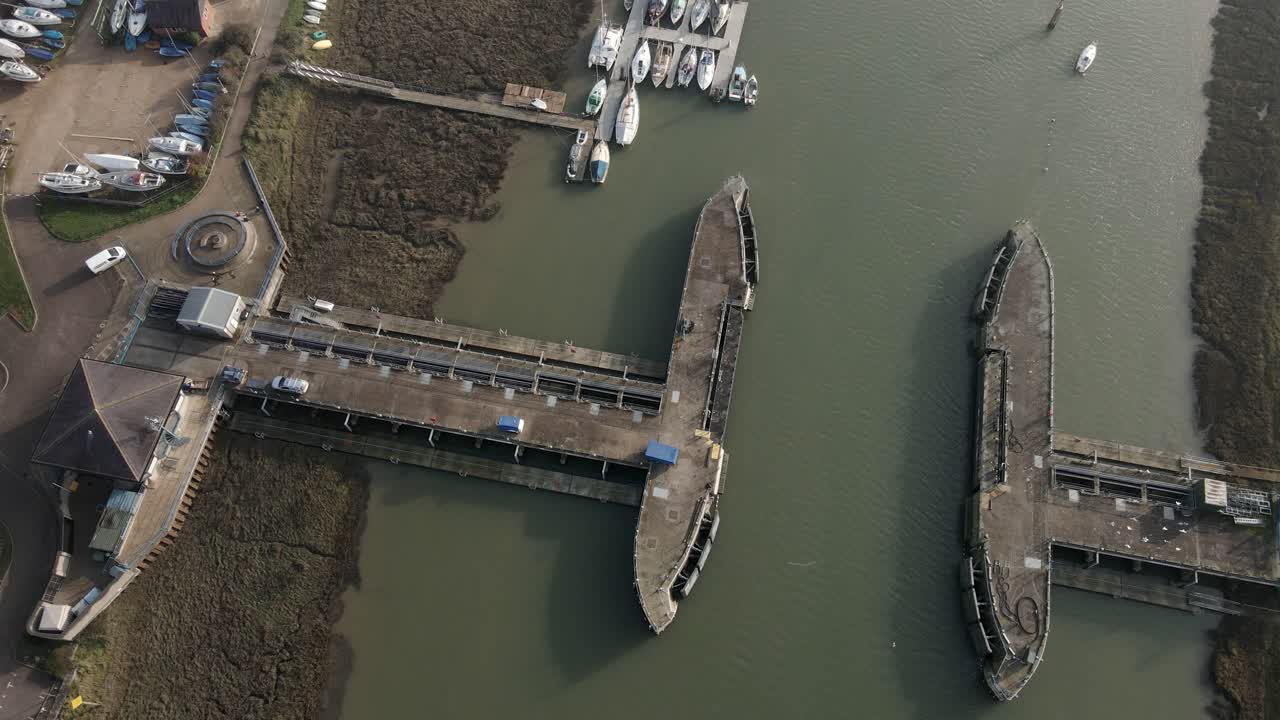 colne tide barrier wivenhoe 모니터링 스테이션 오버헤드 드론 영상 4k 영상