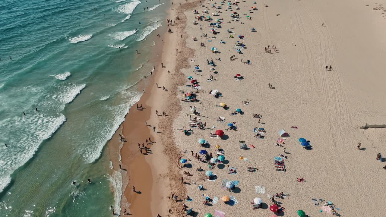 비는 해변 의 공중 풍경