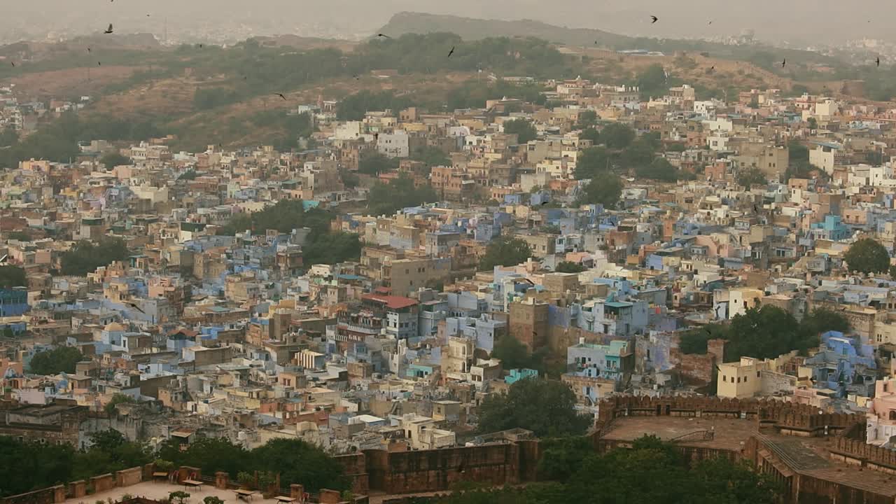 jodhpur (también ciudad azul) es la segunda ciudad más grande del estado indio de rajasthan y oficialmente la segunda ciudad metropolitana del estado.