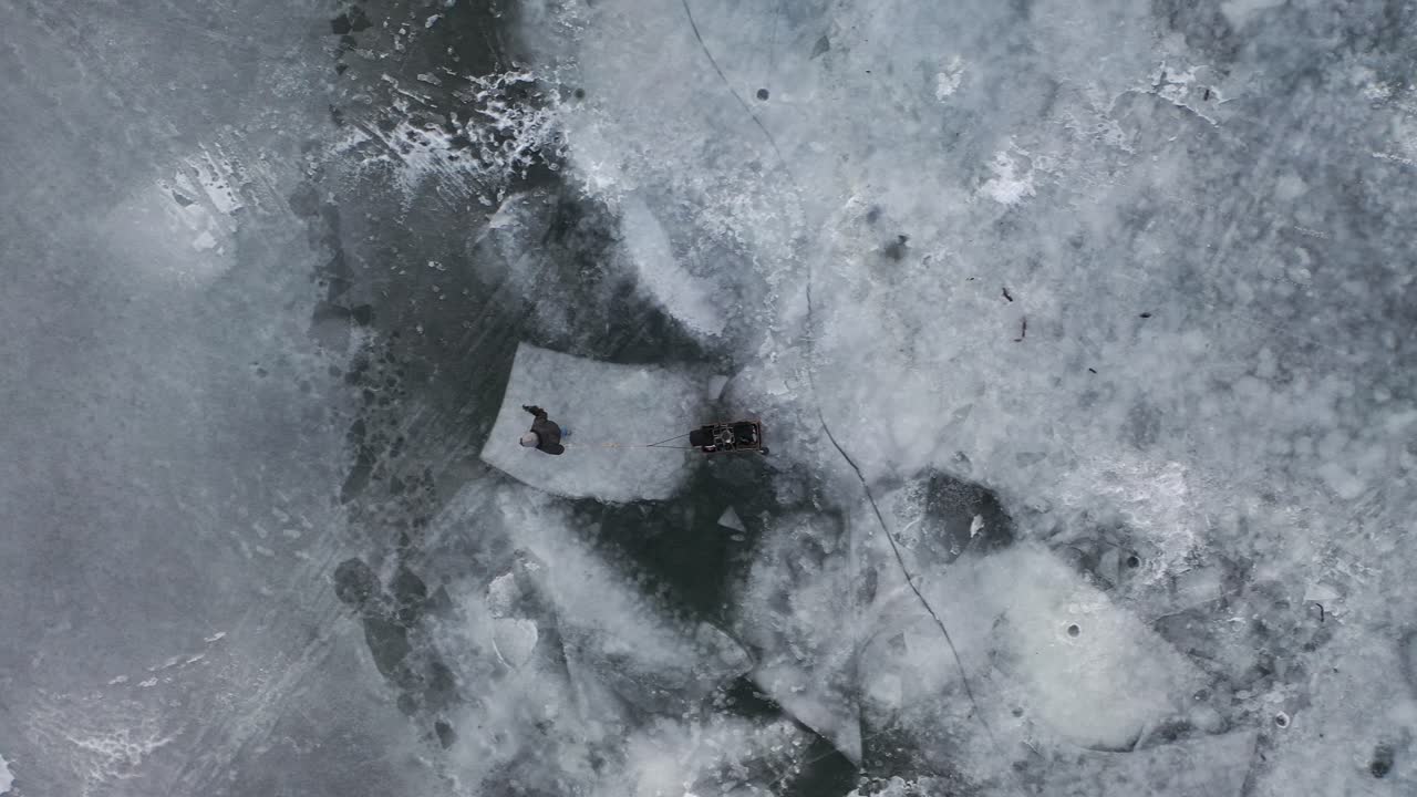 pesca sul ghiaccio su un lago ghiacciato