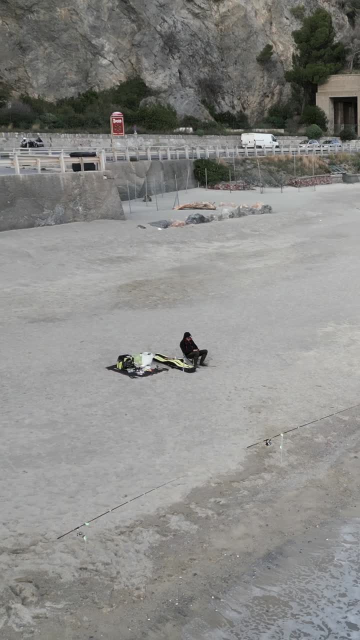 해변에서 낚시하는 사람