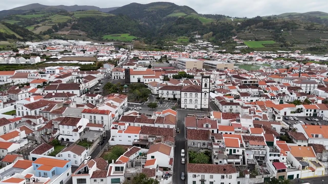 Droneoptagelse fra luften af den historiske by Vila Franca do Campo på Sao Miguel, Azorerne. Ovenfra-perspektiv af hvide huse, røde tage og traditionel portugisisk arkitektur langs Atlanterhavskysten.