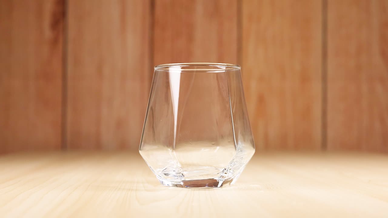 빈 유리잔 에 떨어지는 얼음 어리