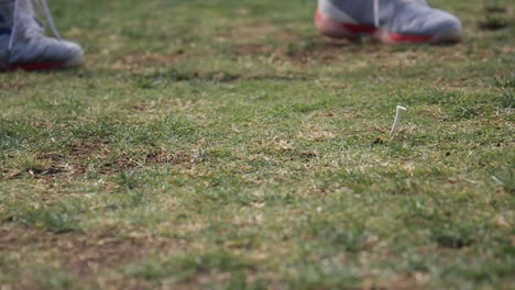 jugando al golf en el green