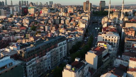 Drohnenaufnahmen,-Die-Zum-Sonnenuntergang-über-Der-Stadt-Istanbul-Fliegen