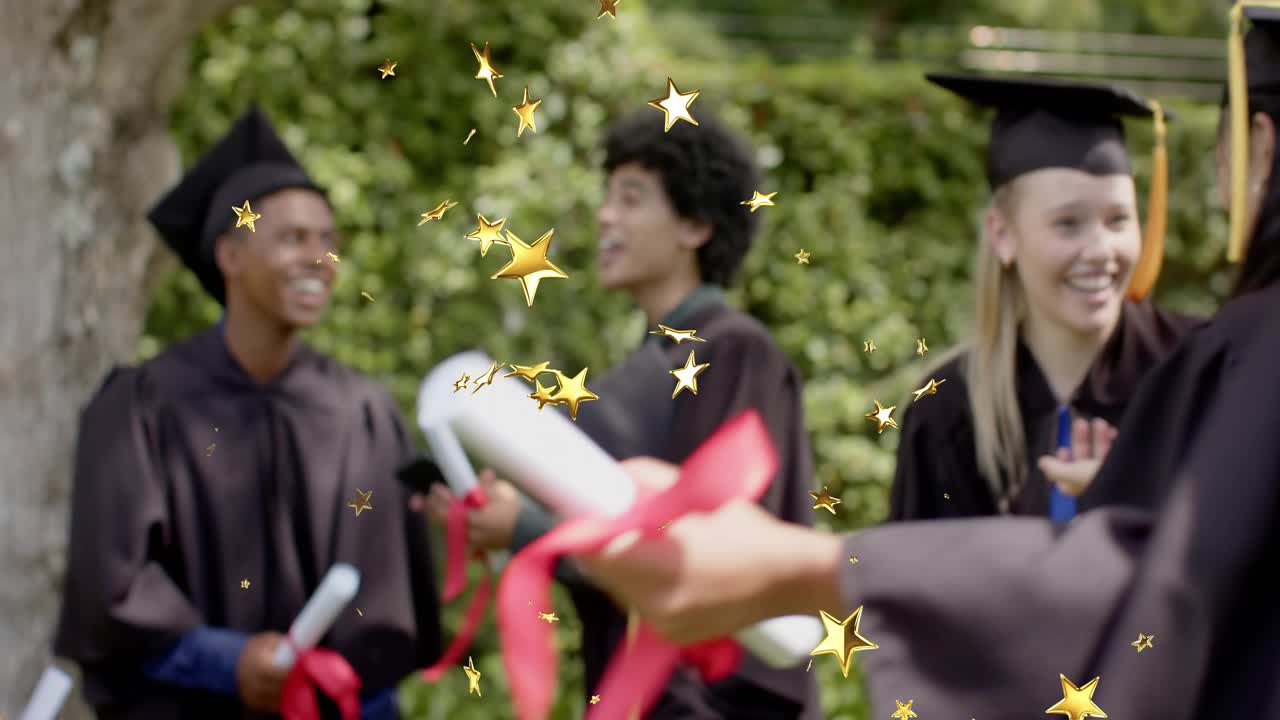 Absolvent führt das Handy für ein Selfie hoch, Absolventen posieren, zeigen ihr Diplom, feiern, goldene Sterne treiben umher