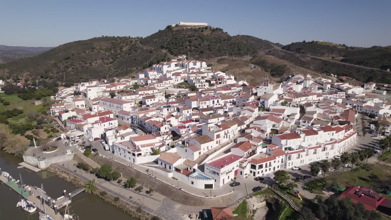 Vista drone di Sanlucar de Guadiana con il castello di San Marcos sulla collina
