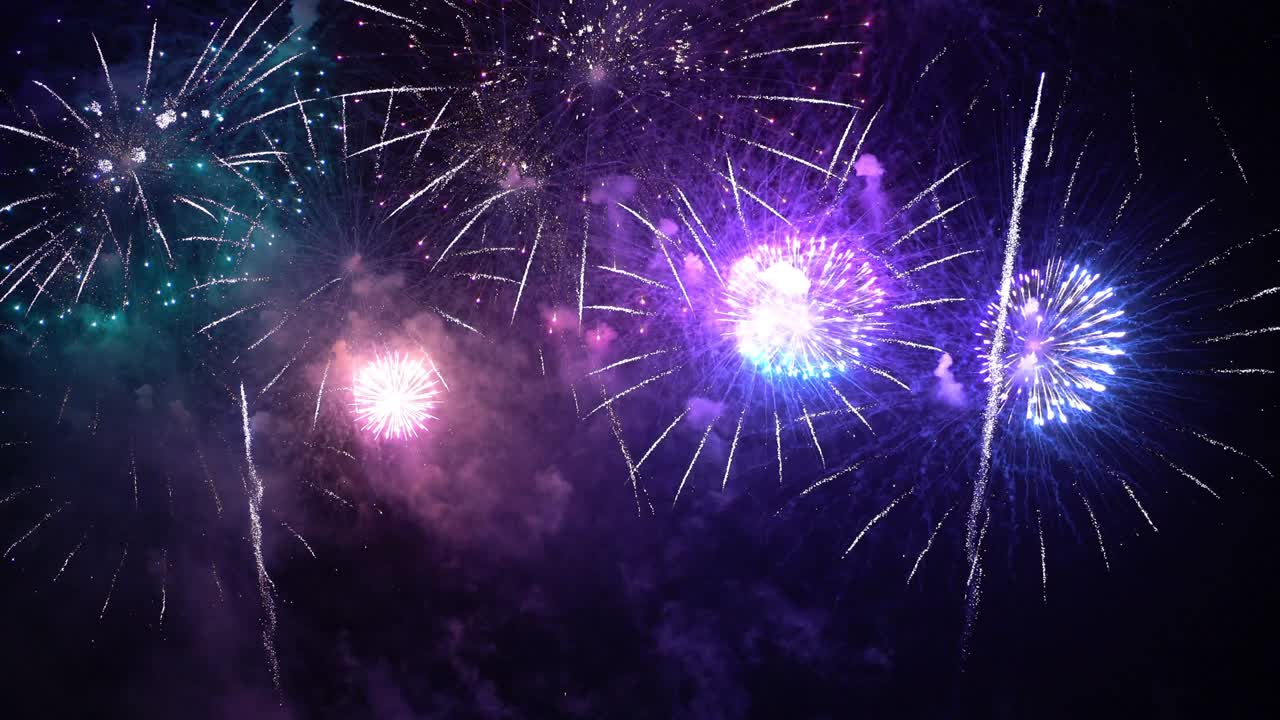 los fuegos artificiales en el cielo nocturno.