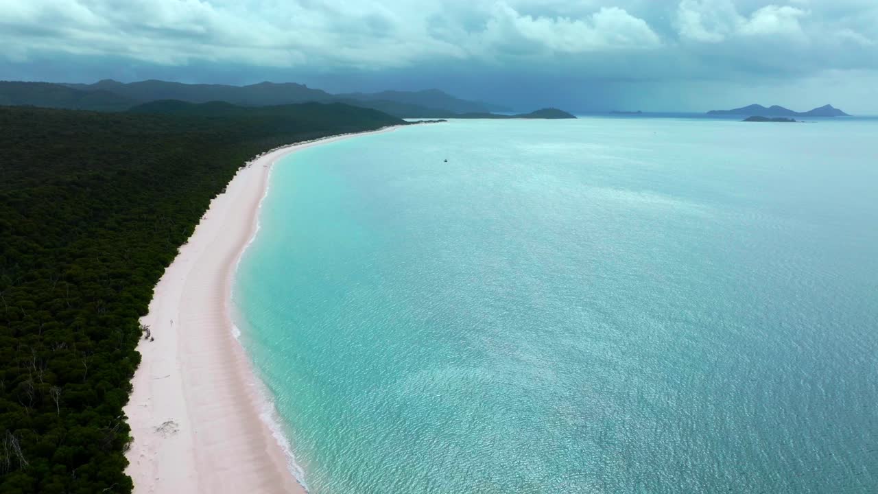 화이트헤이븐 비치 (whitehaven beach) 와 휘튼데이 섬 (whitsundays island) 항공기 드론 (drone) 에어리 국립공원 (airlie national park) 오스트레일리아 오스 (aus) 구름이 많고 비가 많이 내리는 푸른 하늘 (blue sky) 외부 그레이트 바리어 리프 (great barrier reef) 은 파란색 (blue turquoise ocean)